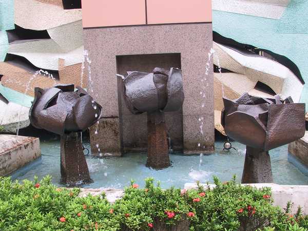 additional photograph of the sculpture on this page
