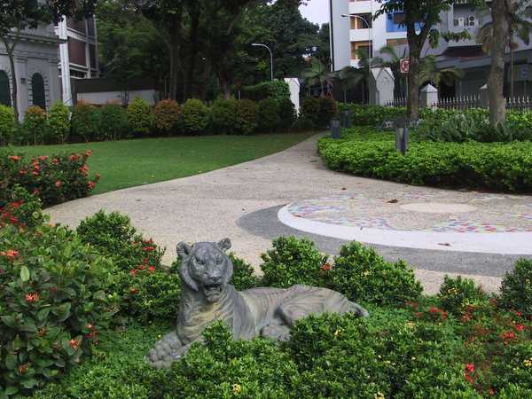 additional photograph of the sculpture on this page