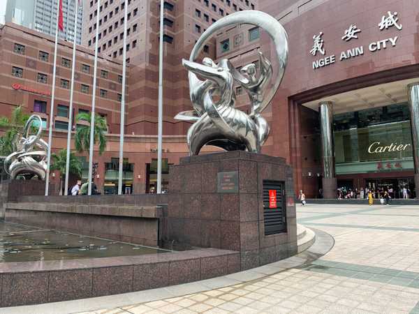 additional photograph of the sculpture on this page